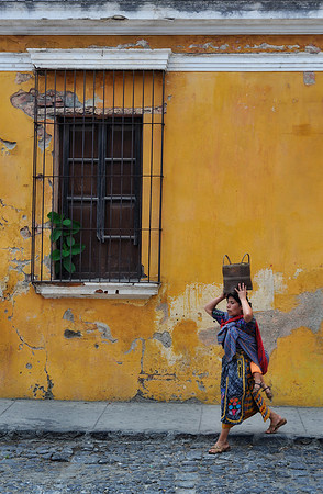 Guatemalan carrying child going to work / Mujer Guatemalteca via a su trabajo cargando niño en espaldas
